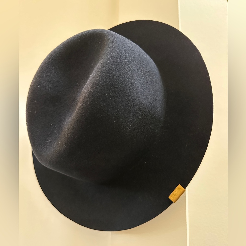 Navy blue felt kin the label hat